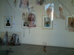 Cony Theis, Zeitrichten, Justitia, 2004, Mobile aus Zeichnungen und Aquarellen auf bedruckten Folien, Raumansicht in der Galerie