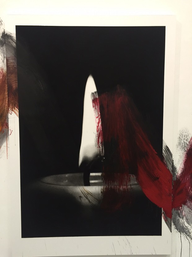 Van der Meulen, Member (Kerze), 2016, Kohle, schwarzer Stein, Acryl, Papier auf Holz montiert, 190 x 130 cm