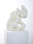 Keiyona C. Stumpf, Metamorphose IV, 2019, glasiertes Porzellan, 30 x 29 x 22 cm