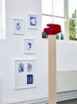 Galerieansicht: Fabian Hesse, Venus von Willendorf Remix, 2014/2019, Ed. 7, PLA, 8 x 24 x 16cm und Kyung-hwa Choi-ahoi, Notizblatt-Kugelschreiber Zeichnungen