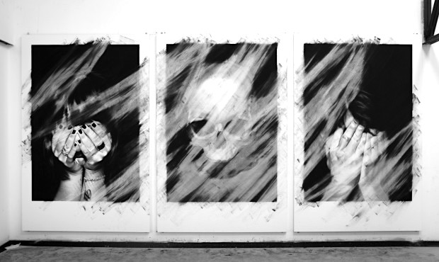 Valentin van der Meulen, untitled, 2013, Kohle, schwarzer Stein, Radiergummi auf Papier, je 90 x 145 cm