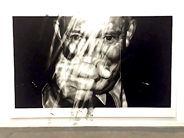 Valentin van der Meulen, Remember, 2016, 220 x 346 cm, Kohle, schwarzer Stein, Radiergummi, Papier auf Holz montiert