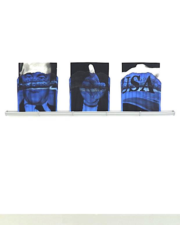 Valentin van der Meulen, Serie Blue, 2018 (Richard Helms, James Lebron, Baseballmütze von Trump), Kohle auf Löschpapier, blaue Tinte, 65 x 60 cm