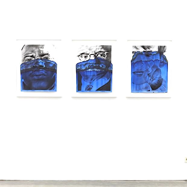 Valentin van der Meulen, Serie Deep Blue, 2018, (Mitte: Fernand Pecora,) Kohle auf Löschpapier, blaue Tinte, 65 x 60cm