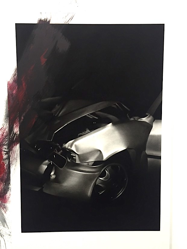 Van der Meulen, Member (Crash), 2016, Kohle, schwarzer Stein, Acryl, Papier auf Holz montiert, 190 x 130 cm
