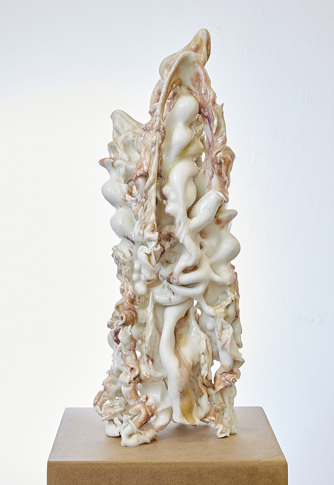 Figurine I, 2020, glasiertes Porzellan, 55 x 21 x 23 cm