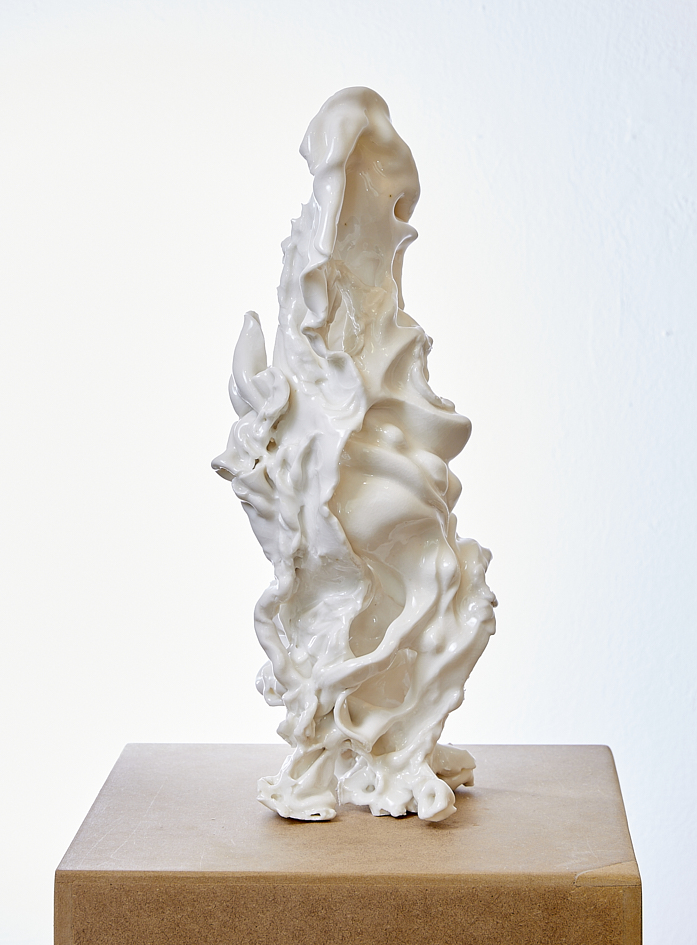 Figurine II, 2020, glasiertes Porzellan, 20 x 18 x 34 cm