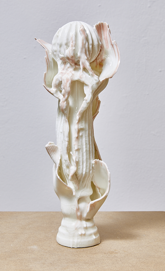 Serie Statuettes, 2021, glasiertes Porzellan, zwischen 25 und 70 cm h 