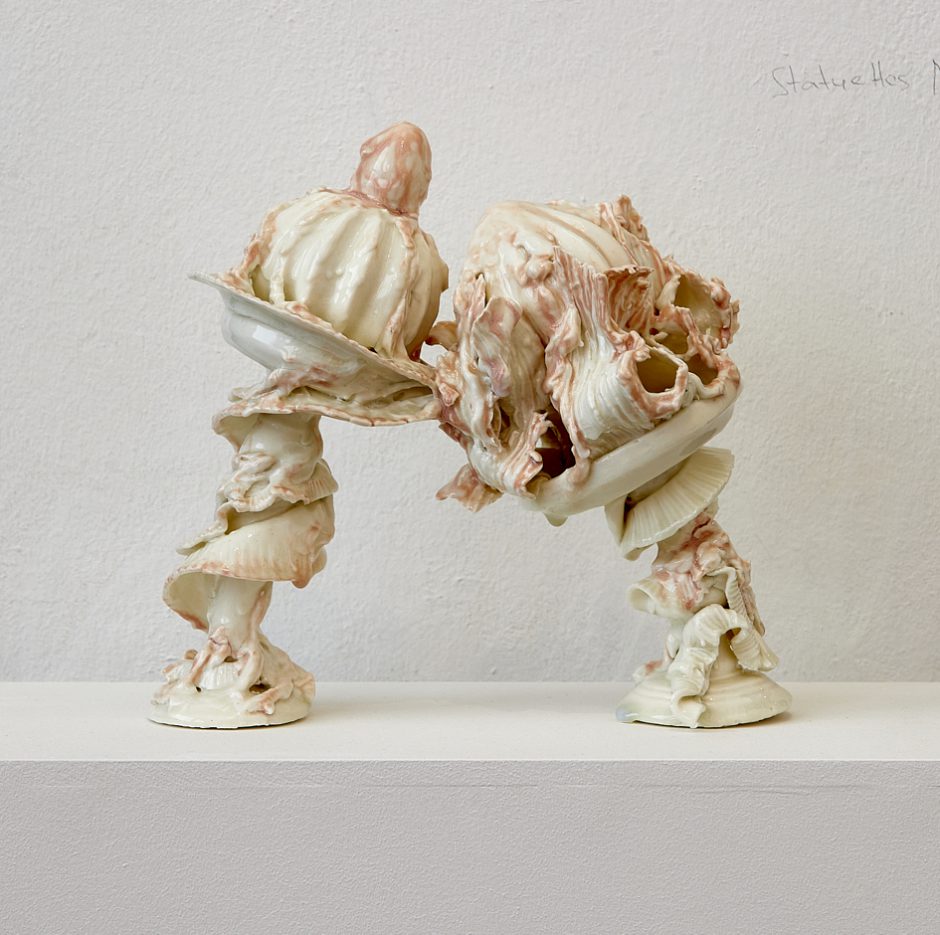 Serie Statuettes, 2021, glasiertes Porzellan, zwischen 25 und 70 cm h 