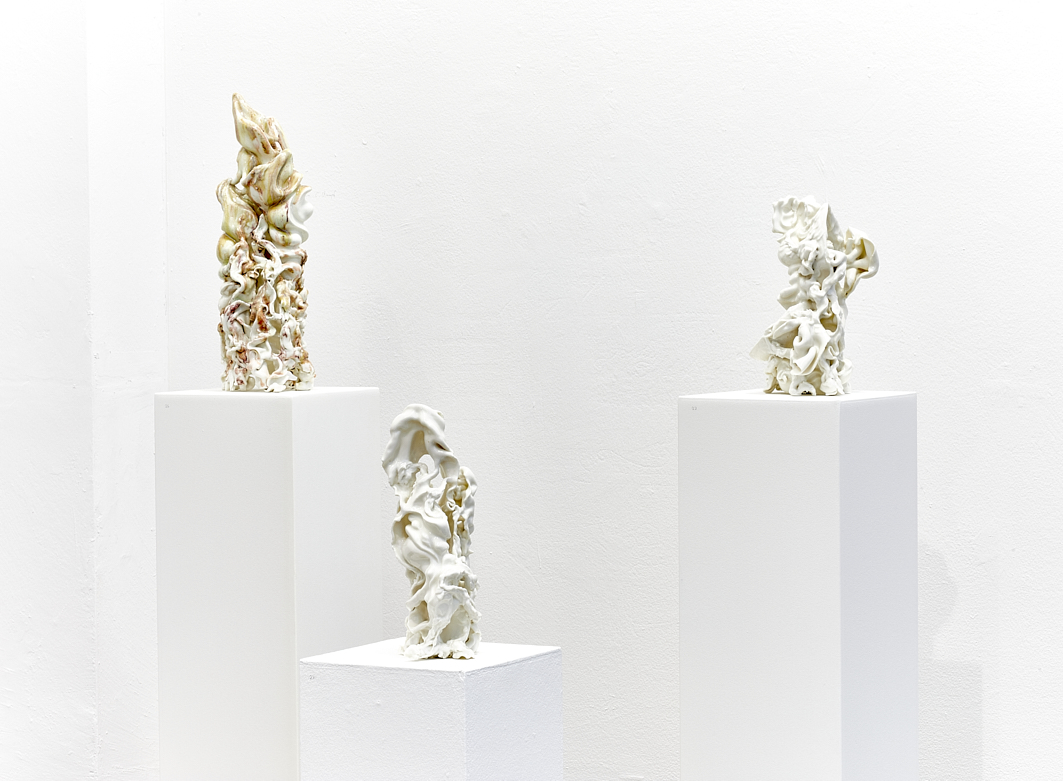 von li: Keiyona C. Stumpf, Figurine I, II, III, 2020, glasiertes Porzellan, 55 x 21 x 23 cm, je ca 30 x 20 x 20 cm