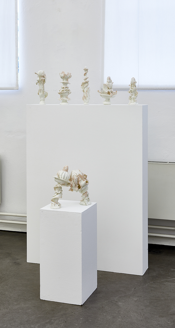 Keiyona C. Stumpf, Serie Statuettes, 2021, glasiertes Porzellan, h zwischen 21 und 32 cm 

