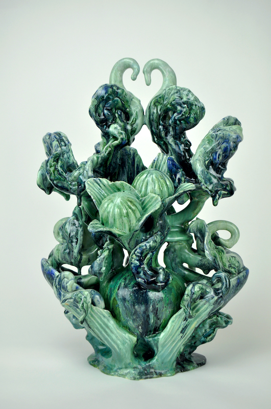 Keiyona C. Stumpf, Florescence I, 2023, glasierte Keramik, H:42 x 30 x 24cm