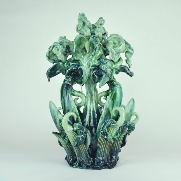 Keiyona C. Stumpf, Florescence II, 2023, glasierte Keramik, H:52 x 31 x 29cm